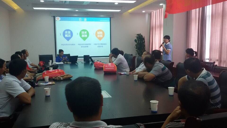 刘影为客户讲解秋季新品肥-缓释肥、控失肥等。