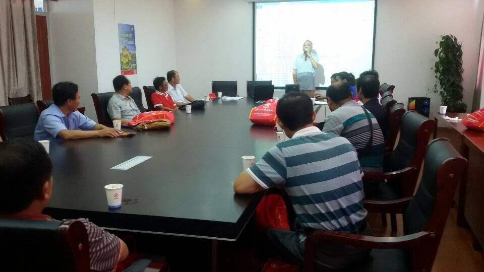 张锦堂经理在会场为客户们高歌一曲。