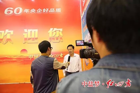 红色劲典销售公司经理黄才文正在接受媒体的专访。